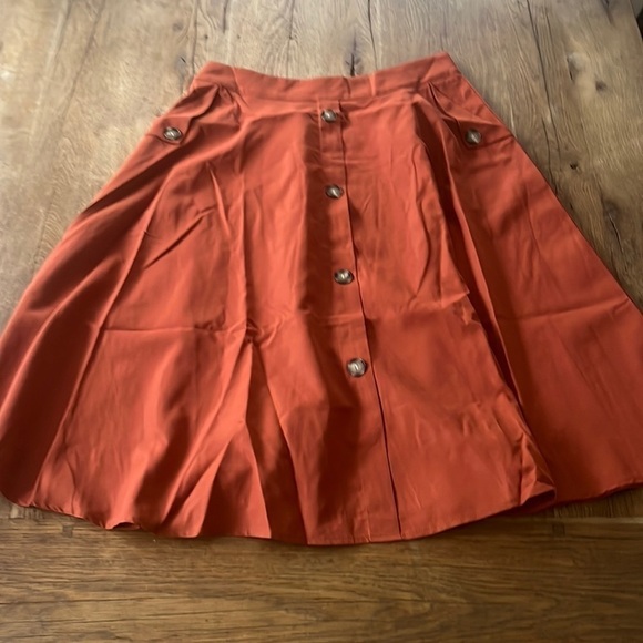 Orange skirt with buttons - Picture 1 of 7